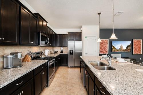 Brand New Luxury home 5Bdr 45Bath with pvt pool and large patio area close to Disney parks - image 7