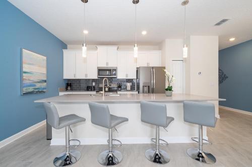 LN4816 Storey Lake Home 4Beds 3Baths Private Pool and Free Waterpark - image 2
