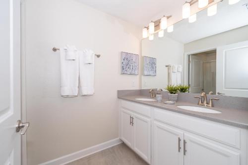 LN4816 Storey Lake Home 4Beds 3Baths Private Pool and Free Waterpark - image 5