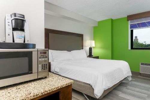 Holiday Inn Express Hotel & Suites Fort Worth Downtown