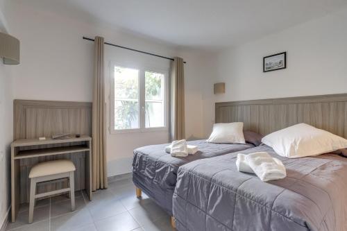 2 twin beds