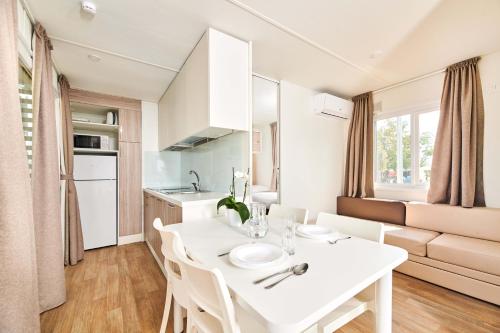 Konyha, Camping Stella Maris Mobile Homes in Monterol