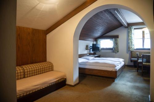 1 queen bed, 1 sofa bed