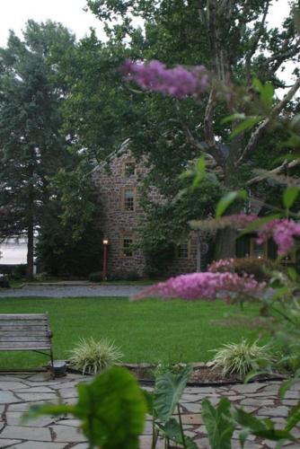 Brownstone Colonial Inn in Reinholds, USA