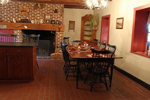 Brownstone Colonial Inn - image 6