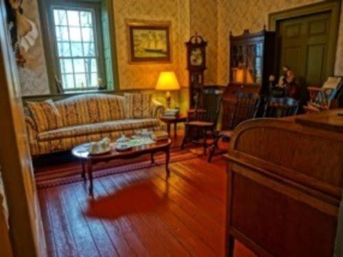 Brownstone Colonial Inn - image 5
