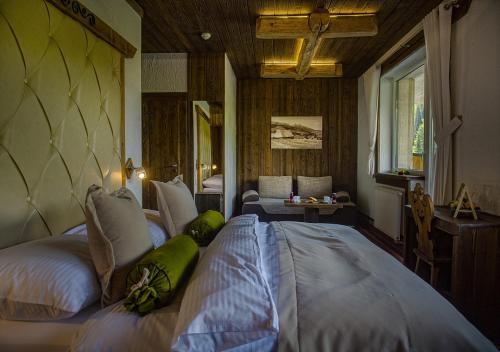 1 king bed, 1 sofa bed
