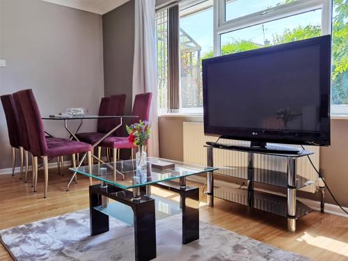 Lovely Bungalow available for guests and contractors Parking wifi - image 3