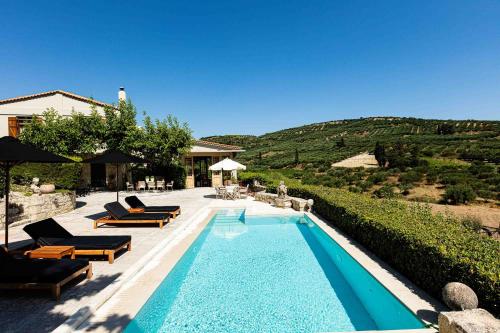 Villa Mantilari Wine Estate 7 Apartments 2 Private Pools 1 Heated Tennis Court Fitness Center