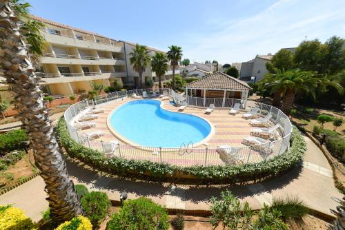 Apartment with Pool View