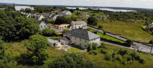 ทัศนียภาพภายนอกโรงแรม, Lough Gara Lodge Self Catering in กอร์ทีน