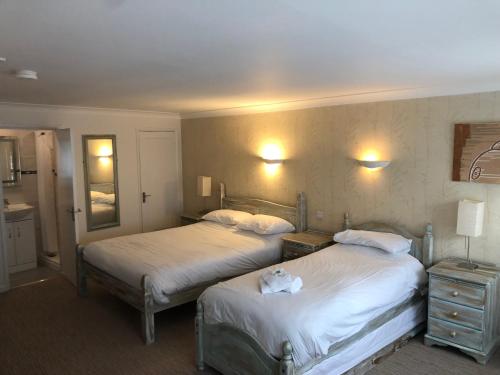 1 king bed, 2 twin beds