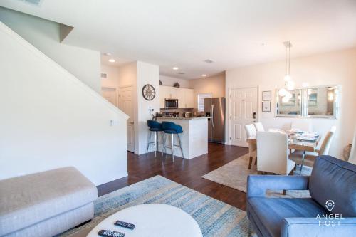 Stylish 4BR Home with Pool & Onsite Gym near Disney! - image 8