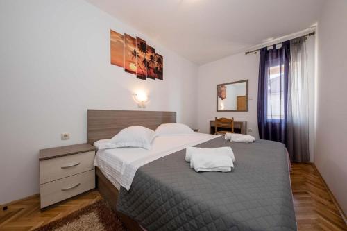 Paradise Apartments, Lopar