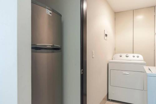 Luxury Three-Bedroom Apartment image 8