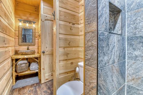 Noir Pine Creekside Chalet - image 6