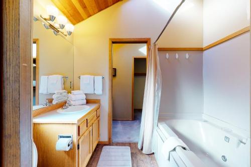 Sunriver Chalet - image 7