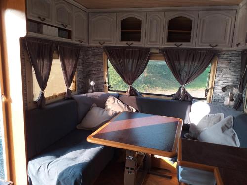 Caravane à l'étang sans elec gîte à louer Les Monts