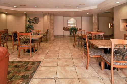 ห้องส่วนกลางสำหรับนั่งเล่น/ดูทีวี, รามาดา บาย วินด์แฮม เซนต์จอร์จ (Ramada by Wyndham St George) in เซนต์จอร์จ (UT)