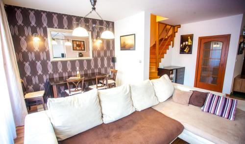 . PRAGUE LUXURY VILLA, JACUZZI, HI-SPEED WIFI, HBO, TERRACE
