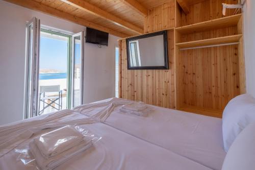 Lorenzo Studios and Suites Paros - image 9