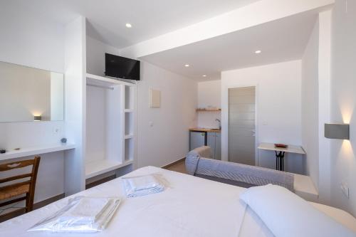 Lorenzo Studios and Suites Paros - image 3