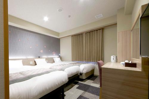 3 twin beds