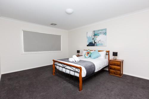 4 Bedroom Inner City Townhouse - SLEEPS 9 !! photo 4