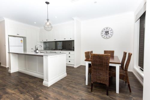 4 Bedroom Inner City Townhouse - SLEEPS 9 !! photo 2