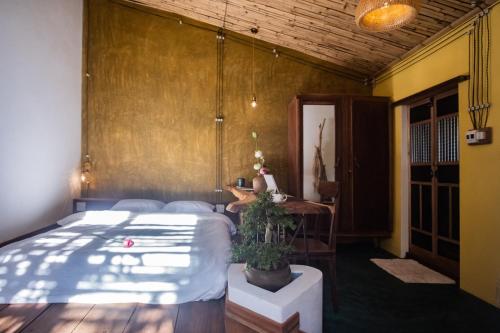 Suite with Hot Tub image 10