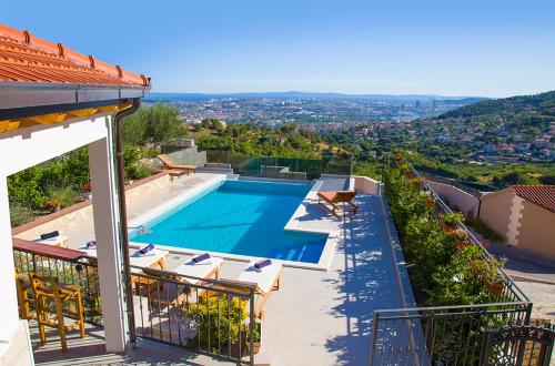 GREAT OFFER VILLA BELLA VISTA- heated pool, bbq, panoramic view near Split - Accommodation - Klis