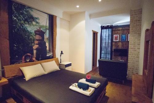 2 twin beds, 1 futon bed