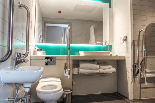 Bathroom, Holiday Inn Express London Heathrow T4 in Heathrow