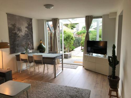  Savina City Centre Apartment Near Beach, Station and Shops, Pension in Zandvoort