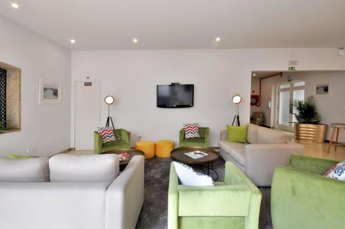Shared lounge/TV area, Porto Domus Hotel in Bonfim