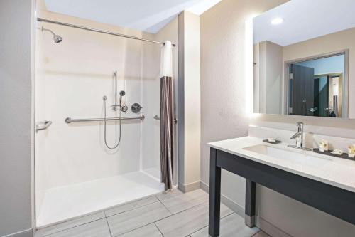 King Room with Roll-In Shower - Mobility/Hearing Accessible - Non-Smoking