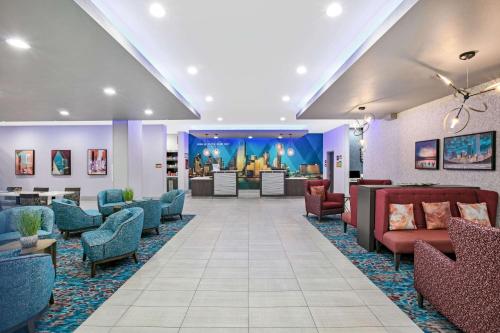 Lobby, La Quinta Inn & Suites by Wyndham DFW West-Glade-Parks in Euless