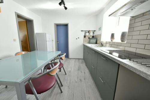Kitchen, Um die Ecke in Manderscheid