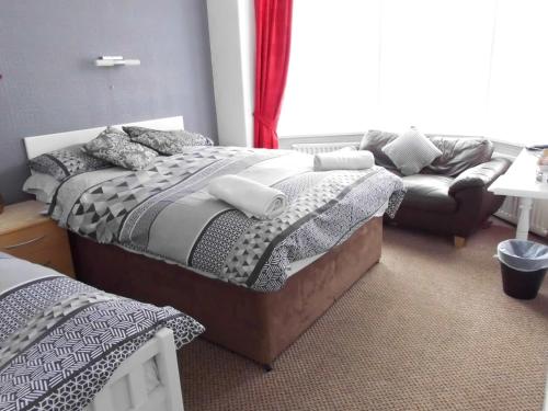 1 double bed, 1 twin bed