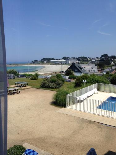 Rez de jardin avec piscine, vue directe sur la plage à 40 m