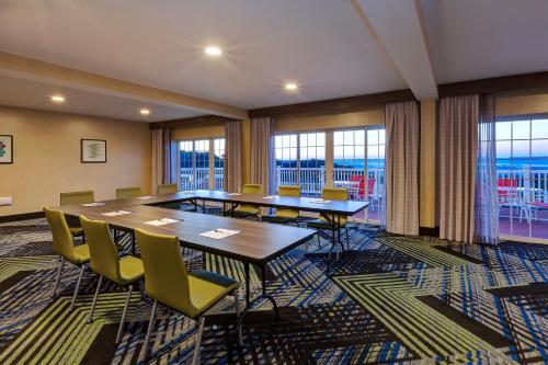 Holiday Inn Express Hotel & Suites Petoskey By IHG - 회의실/연회장