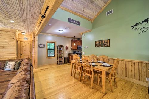 Wolfe Creek Cabin 10 Mi to Grandfather Mountain in Newland, USA