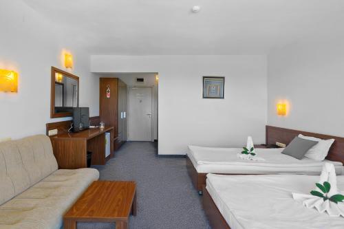 Double or Twin Room image 10