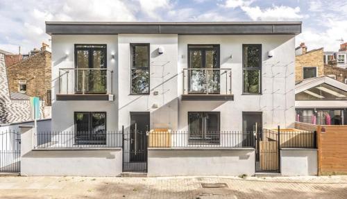 Sleek Modern Wimbledon Home, , London