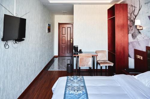 Holiday Hotel - image 6