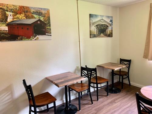 อาหารและเครื่องดื่ม, เดอะ โคฟเวอร์ บริดจ์ อินน์ (The Covered Bridge Inn) in แบตเทิลโบโร (VT)