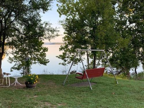 2 bdr Suite Right on Lake Tablerock Near Big Cedar Lodge Red Bud Cove