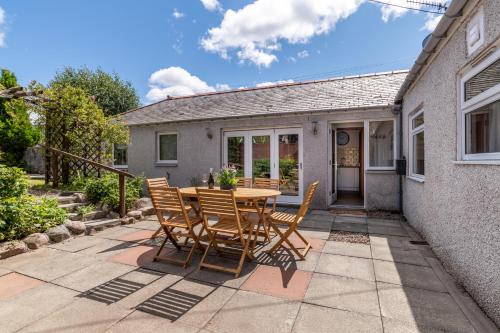 Dormie Cottage, lovely bright and spacious bungalow with wood fire