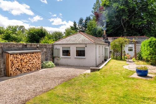 Dormie Cottage, lovely bright and spacious bungalow with wood fire