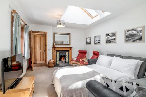 Dormie Cottage, lovely bright and spacious bungalow with wood fire